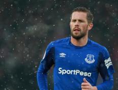 重返赛场引爆全场！，西亚卡姆意外战胜西班牙队观众掌声雷动